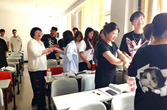 陽(yáng)光護(hù)航心理季--“我愛(ài)我”手拉手心連心心理健康教育活動(dòng)